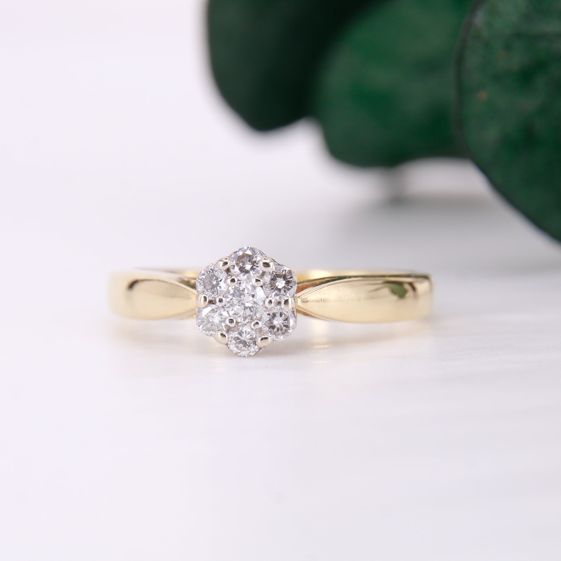 Vintage Secondhand Daisy Diamond Ring. Preowned diamond flower ring in 18ct yellow gold.