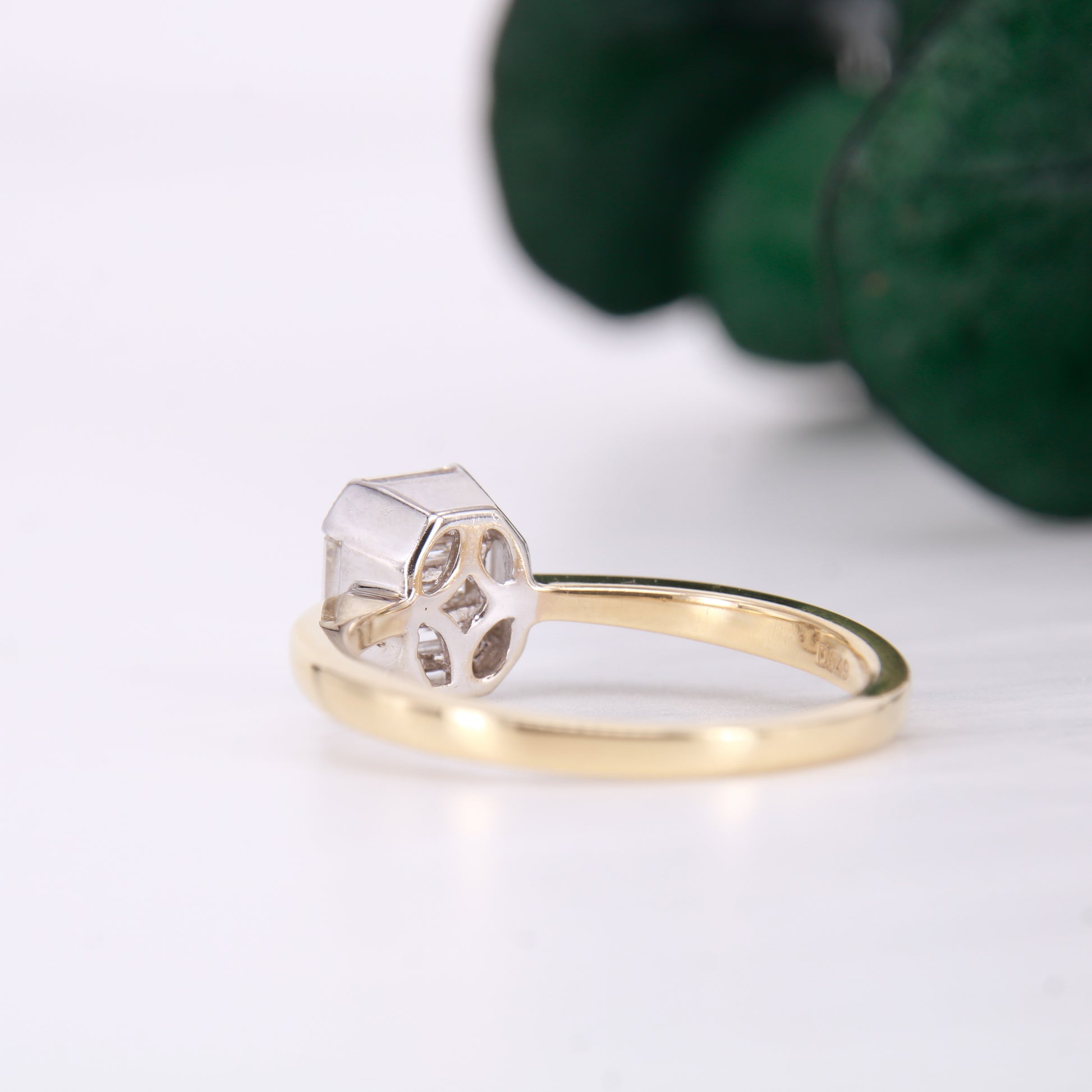 Pre-Owned baguette cut diamond cluster ring, featuring 7 stunning baguette cut diamonds set in a hexagonal shape. Perfect as a vintage inspired engagement ring.