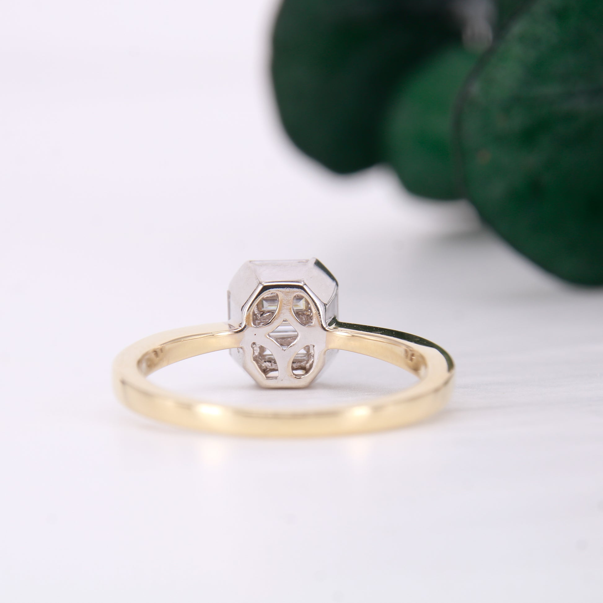 Pre-Owned baguette cut diamond cluster ring, featuring 7 stunning baguette cut diamonds set in a hexagonal shape. Perfect as a vintage inspired engagement ring.