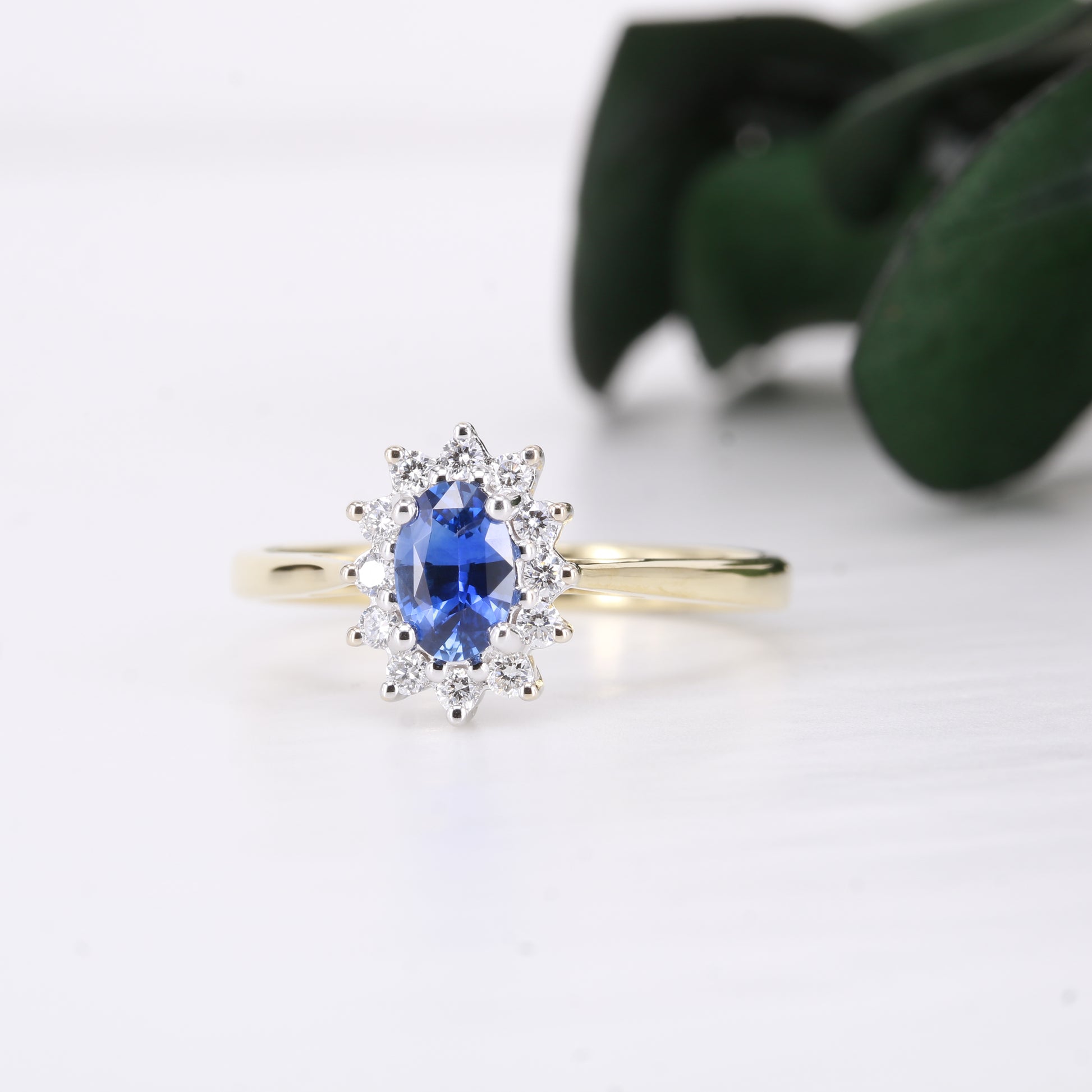 Sapphire and Diamond Halo 18ct Gold Ring Vintage Secondhand Pre-Owned Jewellery Side 1a
