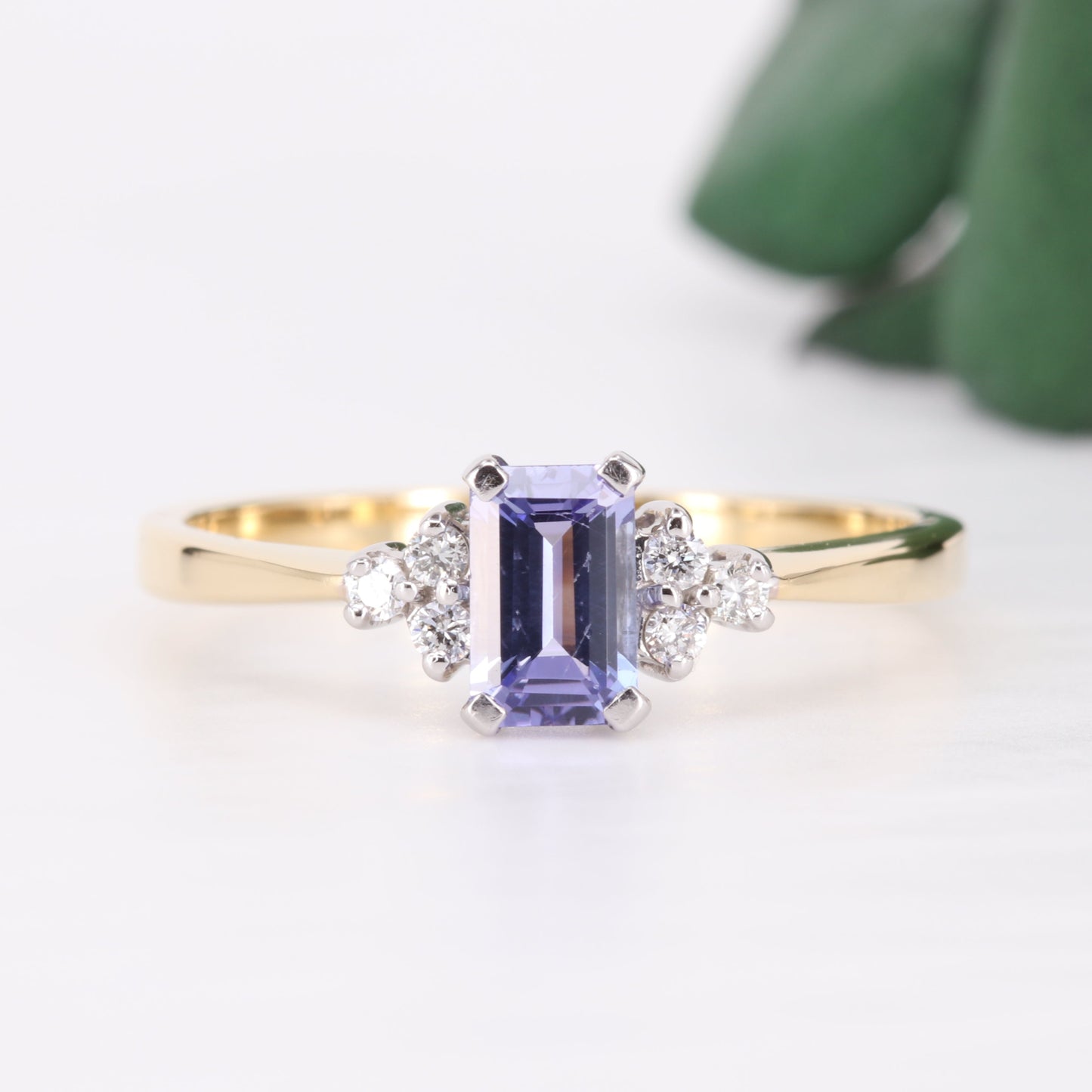 Tanzanite and Diamond 18ct Gold Ring Vintage Secondhand Pre-Owned Jewellery Front