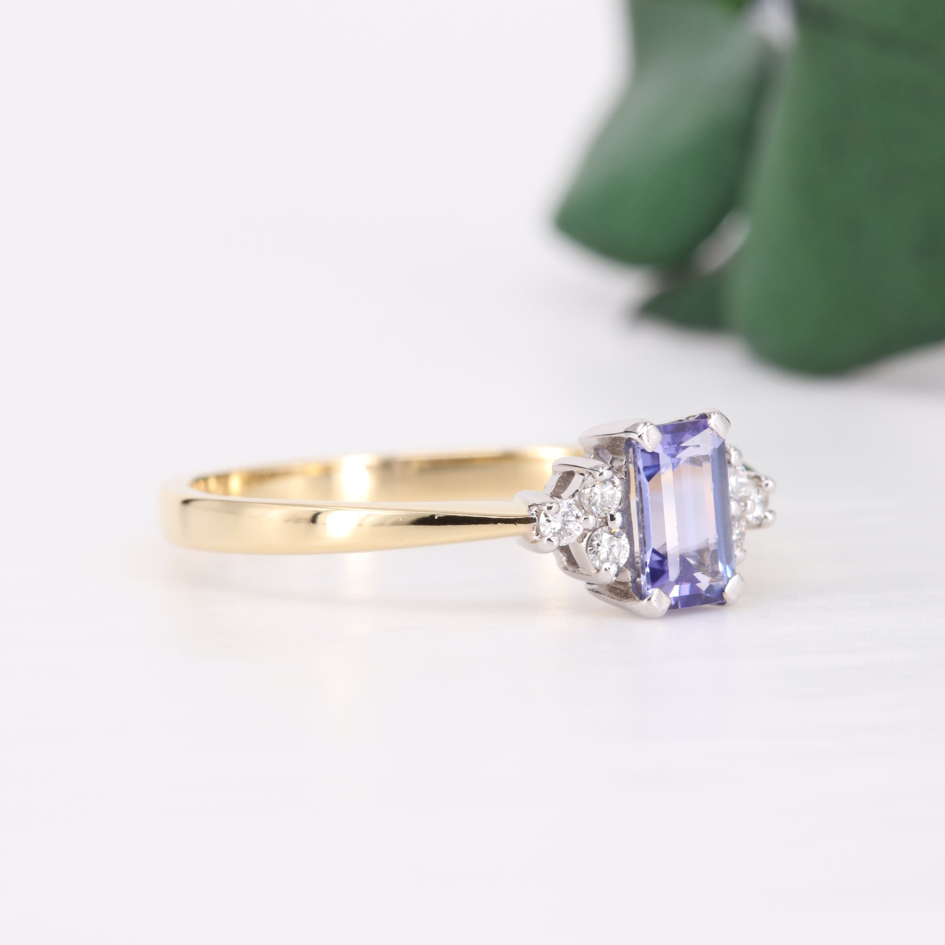 Tanzanite and Diamond 18ct Gold Ring Vintage Secondhand Pre-Owned Jewellery Side 2