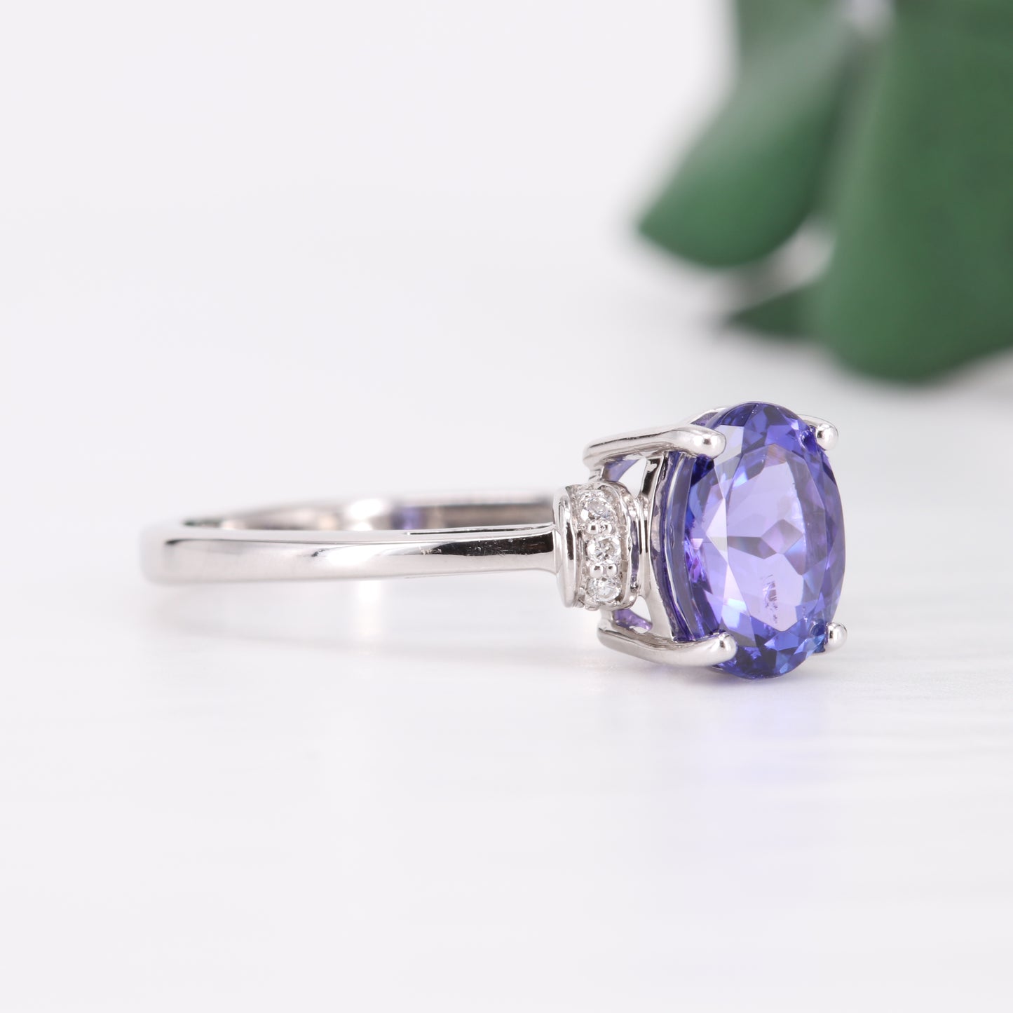 Tanzanite and Diamond Ring 18ct White Gold Vintage Secondhand Pre-Owned Jewellery Side 1